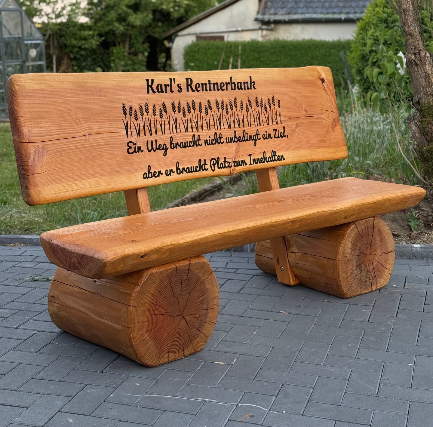 Nahaufnahme einer Wunschgravur mit Namen und Datum in massiver Douglasie