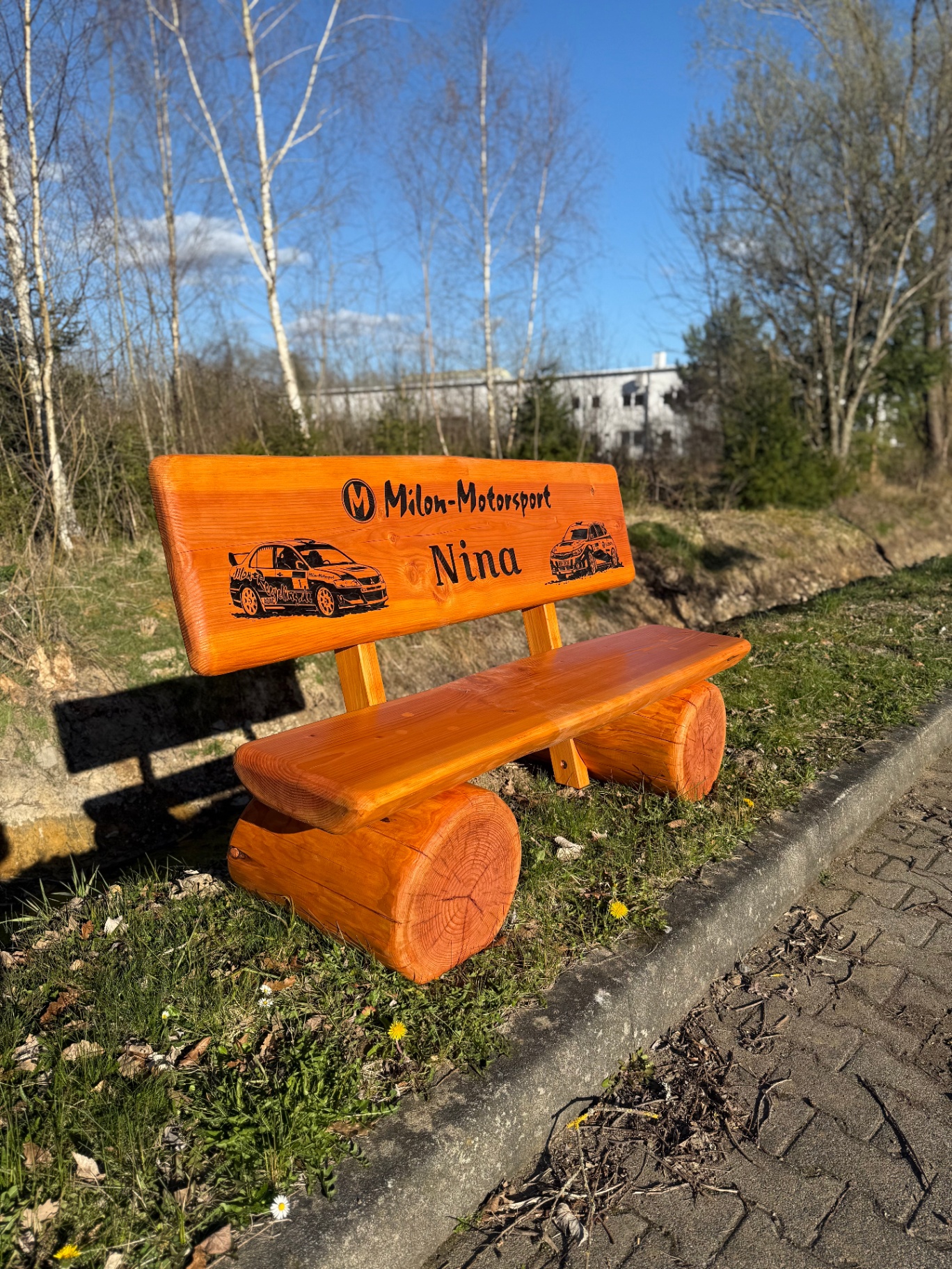 Individuelle Holzbank mit Motorsport-Motiv und Namensgravur als persönliches Geschenk