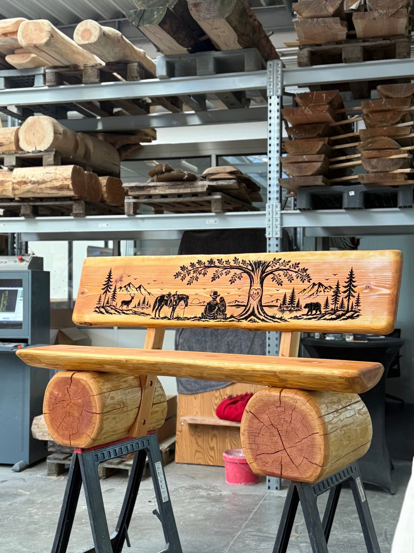 Individuelle Baumstammbank mit CNC-gefräster Westernlandschaft, Pferden, Reiter und Baum mit Initialen.