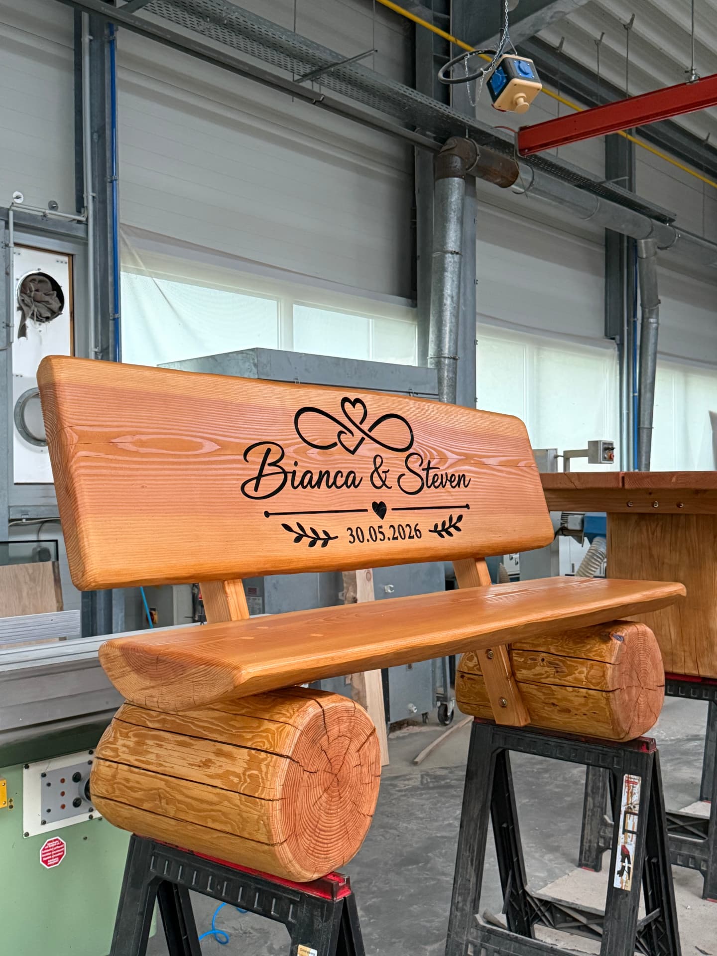 Personalisierte Hochzeitsbank für Bianca und Steven mit CNC-Gravur aus Namen, Herzen, Unendlichkeitszeichen und Hochzeitsdatum.
