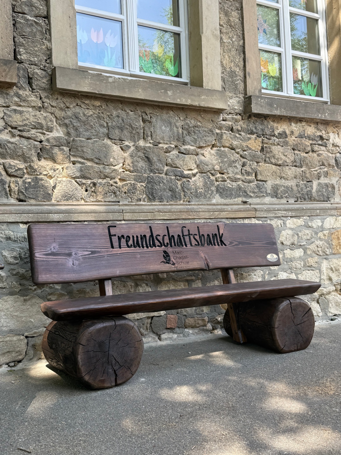 Freundschaftsbank aus dunkler Douglasie mit Schulwappen als persönliches Erinnerungsgeschenk
