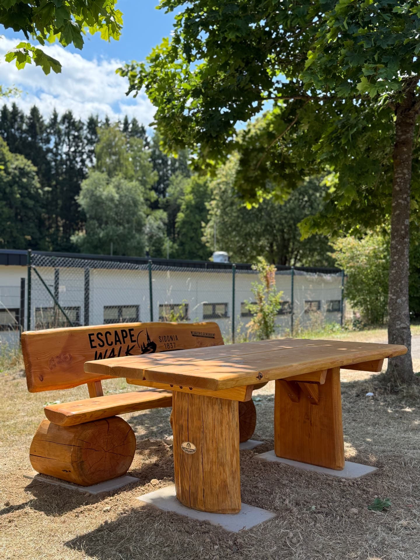 Individuelle massive Sitzgruppe aus Holz mit CNC-Gravur für einen Escape Walk als Rastplatz an einem Wander- und Erlebnisweg in Kelberg.