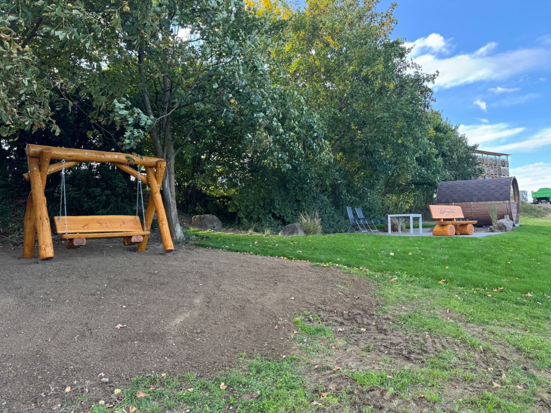 Kindgerechte Sitzbank im Kindergarten-Garten