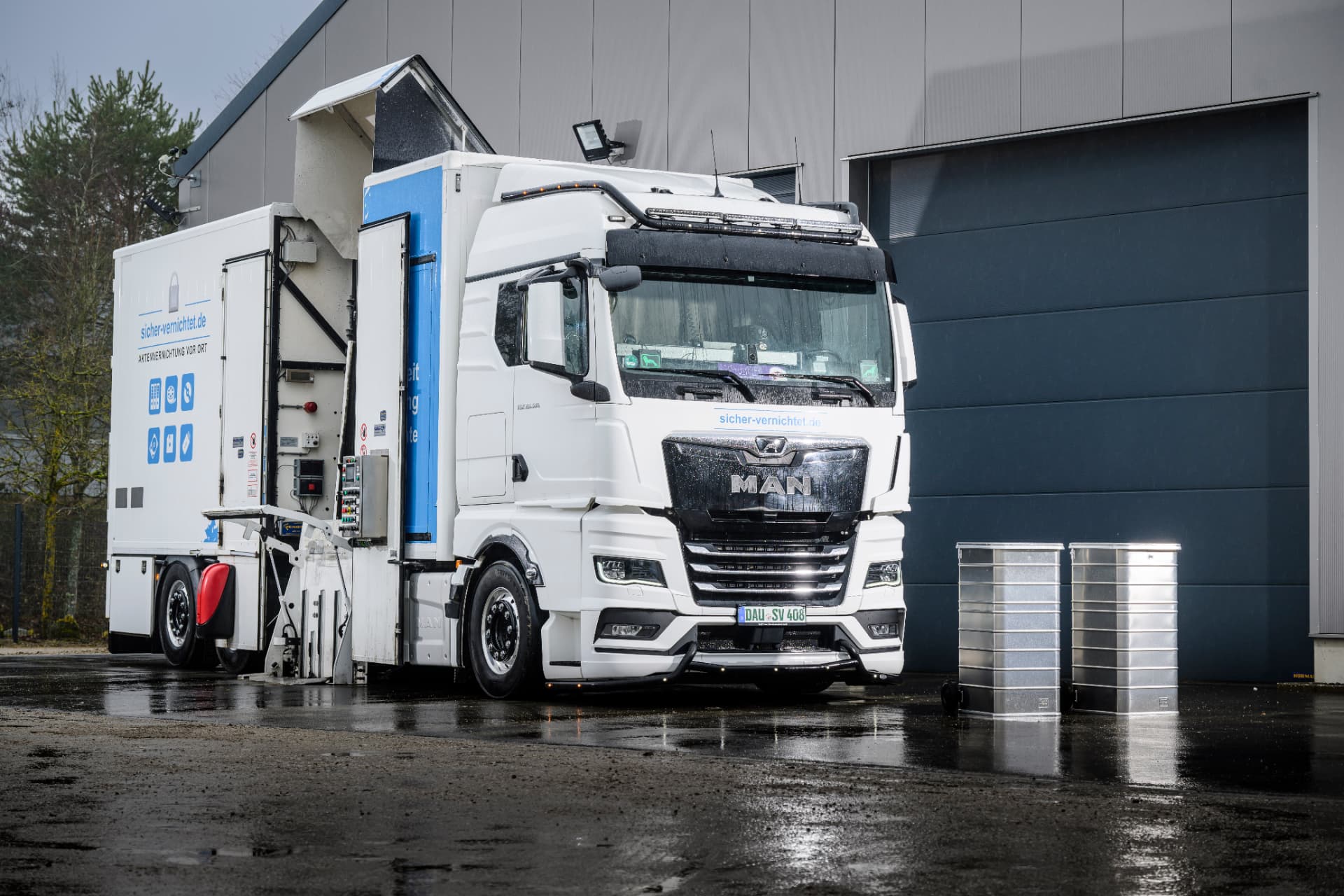 MAN LKW von sicher-vernichtet.de als Vorlage für ein individuelles Firmenprojekt mit detailreicher CNC-Gravur auf einer handgefertigten Holzbank